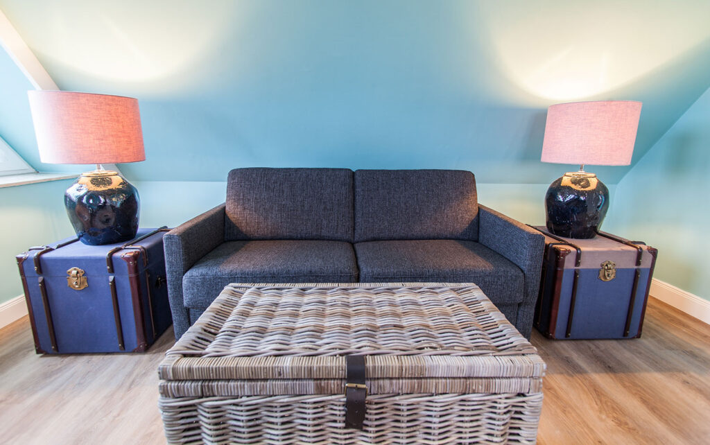 lieblingsinsel-langeoog-comfort1-wohnbereich-4-sofa